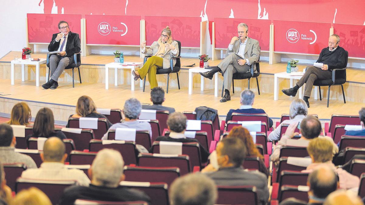 Julio Monreal, Inmaculada Rodríguez Piñero, Héctor Illueca e Ismael Sáez, en el debate sobre los fondos de recuperación europeos en la sede de UGT en València.