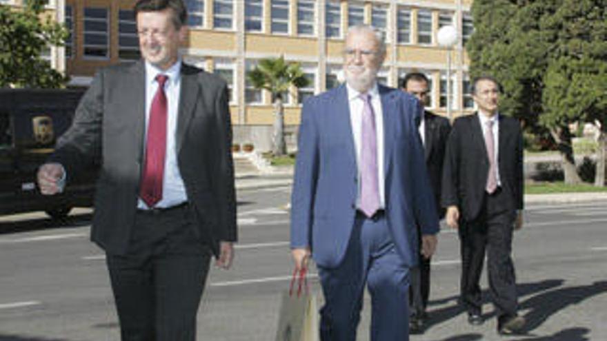 Manuel Filgueira, a la izquierda, con Enrique Quejido, ayer en la factoría de Navantia en Cartagena