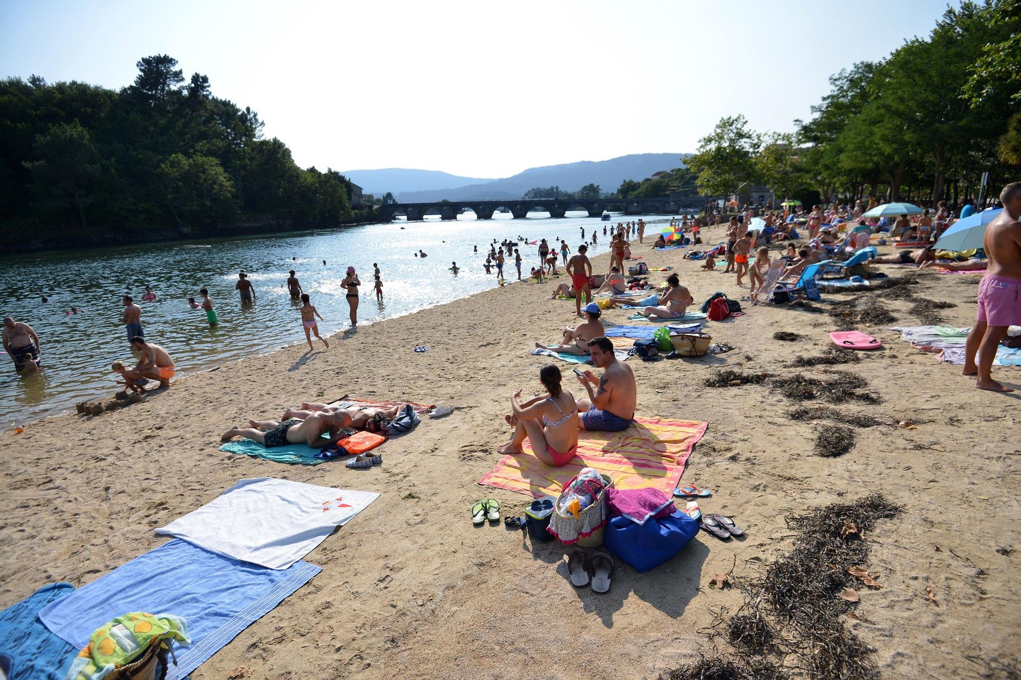 Playa de Pontesampaio en la desembocadura del río Verdugo.