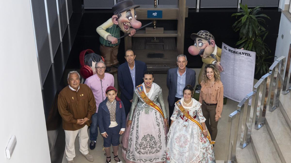 Los representantes de Prensa Ibérica y de la falla Duque de Gaeta-Pobla de Farnals en la entrega del ninot.