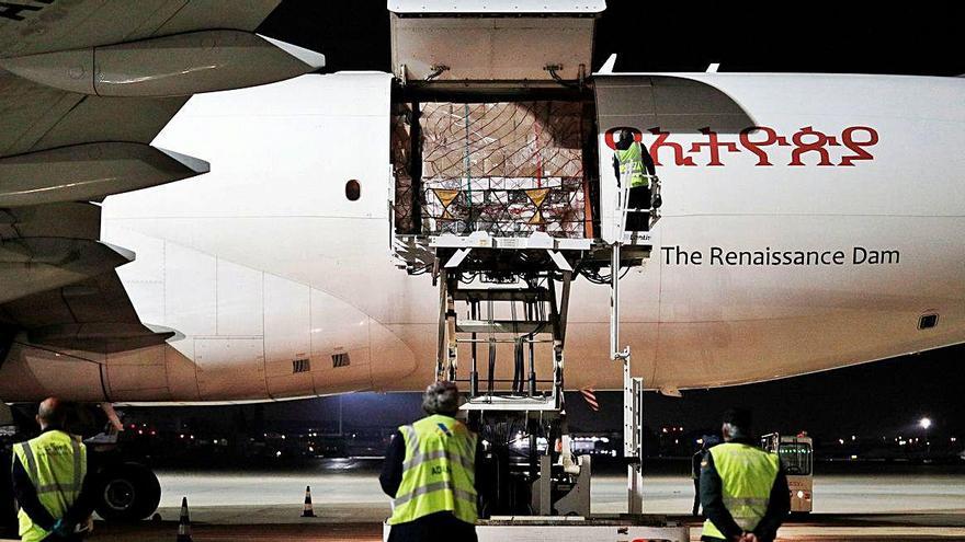 Momento del inicio de la descarga de las 76,3 toneladas de material sanitario del avión que aterrizó el jueves.