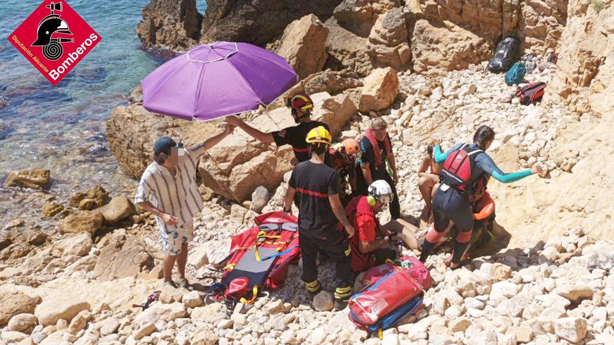 El grupo de rescate atiende a la joven