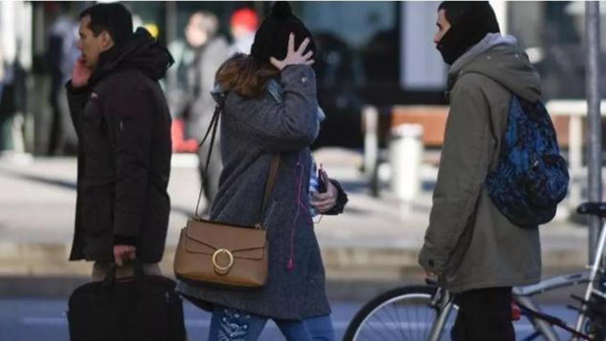 Gent abrigada al carrer