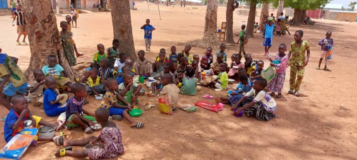 Niños y niñas comen con el programa "La Cantina" de África Acoge