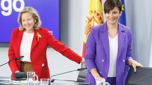 La vicepresidenta económica, Nadia Calviño, y la portavoz del Gobierno, Isabel Rodríguez, en la rueda de prensa posterior al Consejo de Ministros.