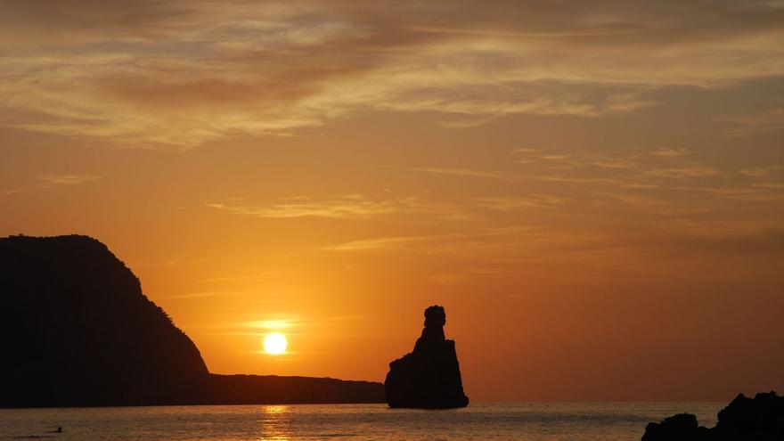 Silueta del Cap Bernat
en un atardecer en Benirràs. x.p.