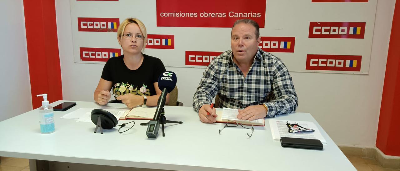 Los representantes de Comisions Obreras Esther Martín y José Manuel Ojeda, este jueves en las oficinas del sindicato.