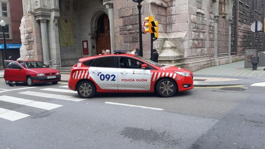 Dos detenidos frente a la Iglesiona por tenencia de armas