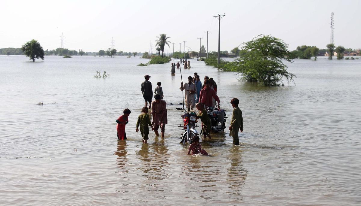 Dadu (Afghanistan), 01/09/2022.- People effected by floods move to higher grounds in Dadu district, Sindh province, Pakistan, 01 September 2022. According to the National Disaster Management Authority (NDMA) on 27 August, flash floods triggered by heavy monsoon rains have killed over 1,000 people across Pakistan since mid-June 2022. More than 33 million people have been affected by floods, the country’s climate change minister said. (Inundaciones) EFE/EPA/WAQAR HUSSEIN