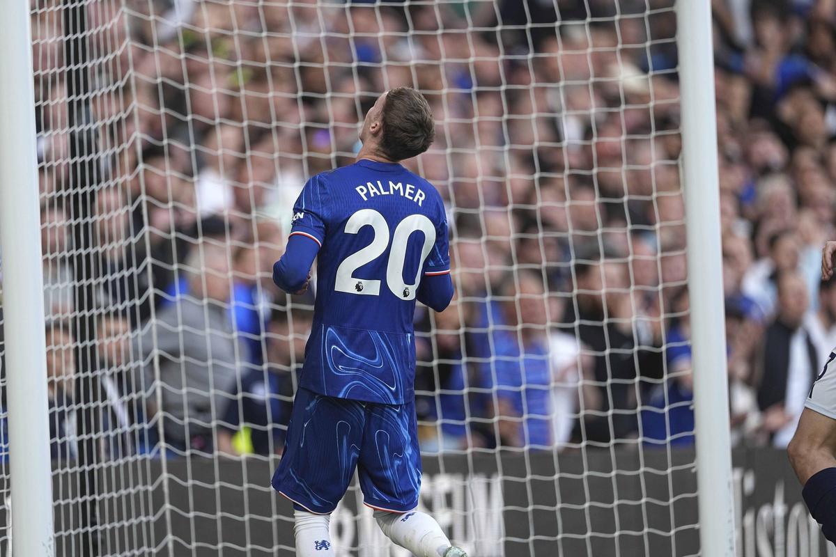 Cole Palmer se lamenta tras fallar el primer penalti de su carrera
