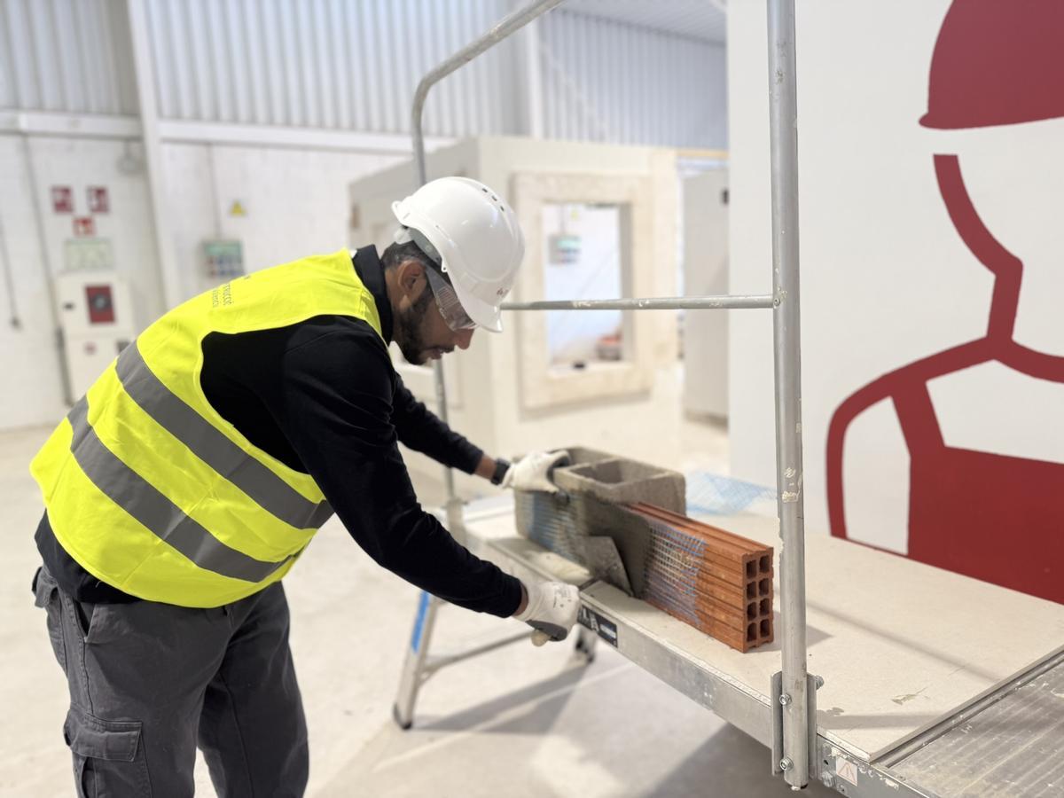 Cada año participa en ferias de empleo y fomenta la contratación