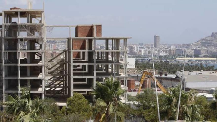 Las máquinas ya trabajan en el derribo de la estructura del edificio junto a la EUIPO.