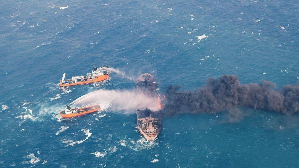 Un equipo realiza labores de extincion del incendio en el petrolero iraní, Sanchi, tras su colision con el mercante japonés al este del estuario del rio Yangtze, junto a la ciudad de Shanghai, China.