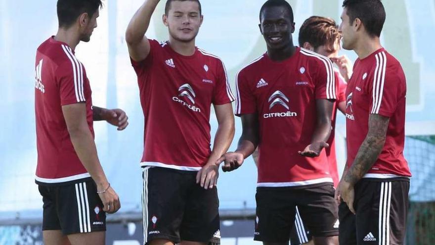 Diego Alende y Pape Cheikh, durante un entrenamiento con el primer equipo. // Adrián Irago