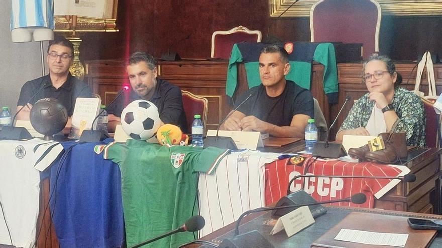 Toni Cruz presenta un libro sobre las historias más curiosas de los Mundiales de fútbol