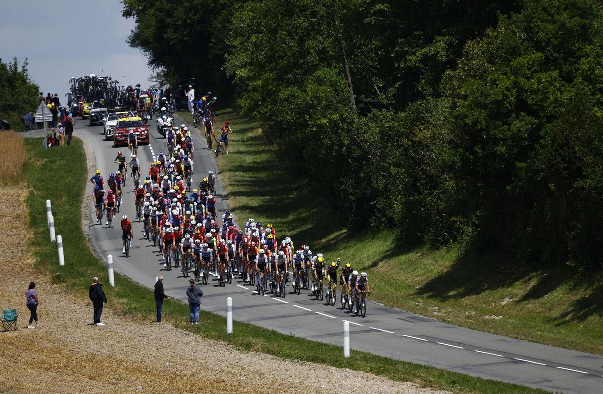 (France), 08/07/2025.- The peloton in action during the 4th stage of the Tour de France cycling race over 174.2km from Amiens to Rouen, France, 08 July 2025. (Ciclismo, Francia) EFE/EPA/MARTIN DIVISEK