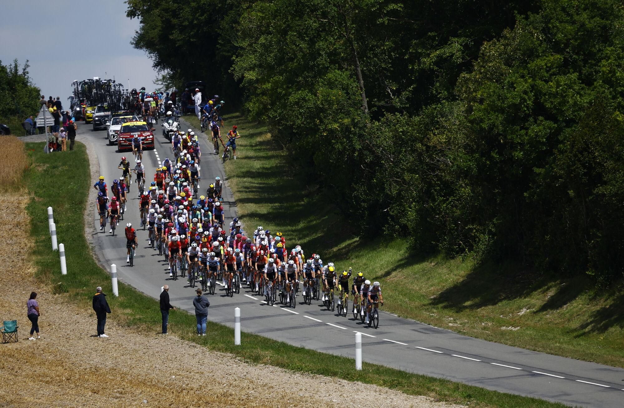 (France), 08/07/2025.- The peloton in action during the 4th stage of the Tour de France cycling race over 174.2km from Amiens to Rouen, France, 08 July 2025. (Ciclismo, Francia) EFE/EPA/MARTIN DIVISEK