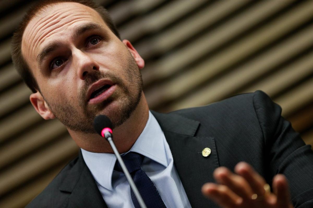 BRA300  SAO PAULO  BRASIL   12 08 2019 - Eduardo Bolsonaro  hijo del presidente Jair Bolsonaro y propuesto como embajador de Brasil en Estados Unidos  y el presidente de la Fiesp  Paulo Skaf  fuera de cuadro   ofrecen declaraciones ante la prensa y los miembros del FIESP este lunes  durante una cena  en Sao Paulo  Brasil   La Fiesp es la patronal mas influyente de Brasil  EFE  Fernando Bizerra