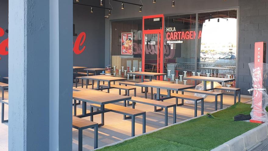 Terraza del nuevo restaurante de KFC en la ciudad