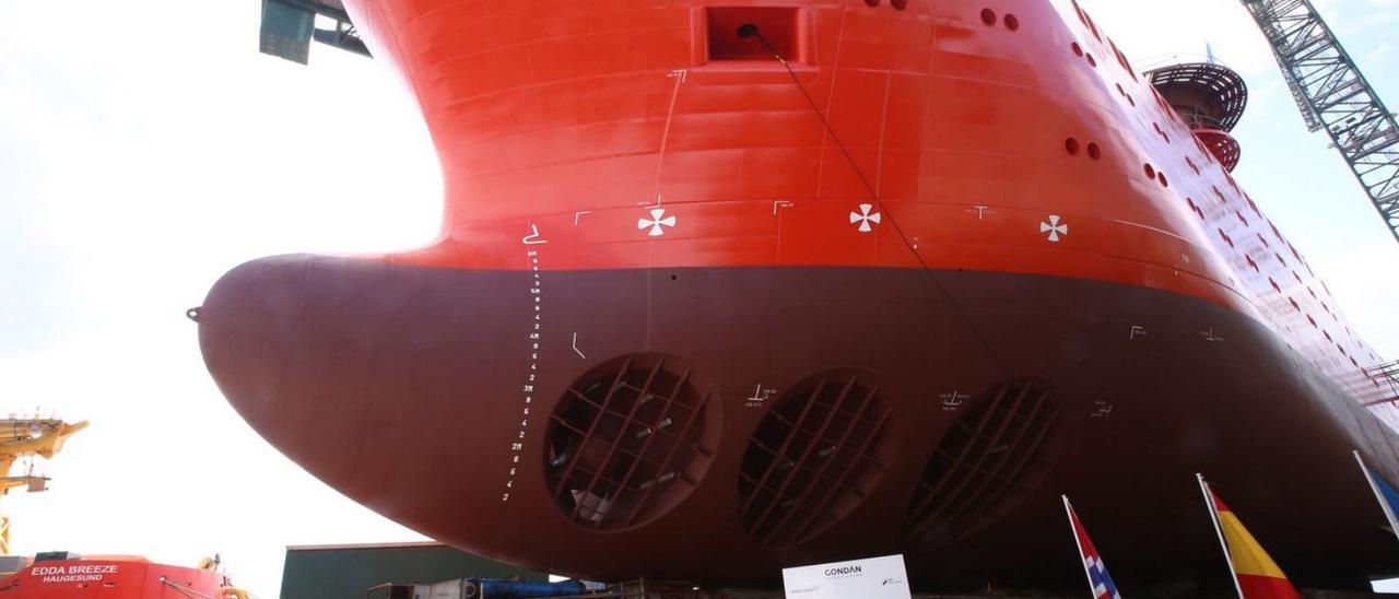 Preparativos para la botadura de uno de los barcos que fabrica Gondán para la noruega Edda Wind. | Miki López