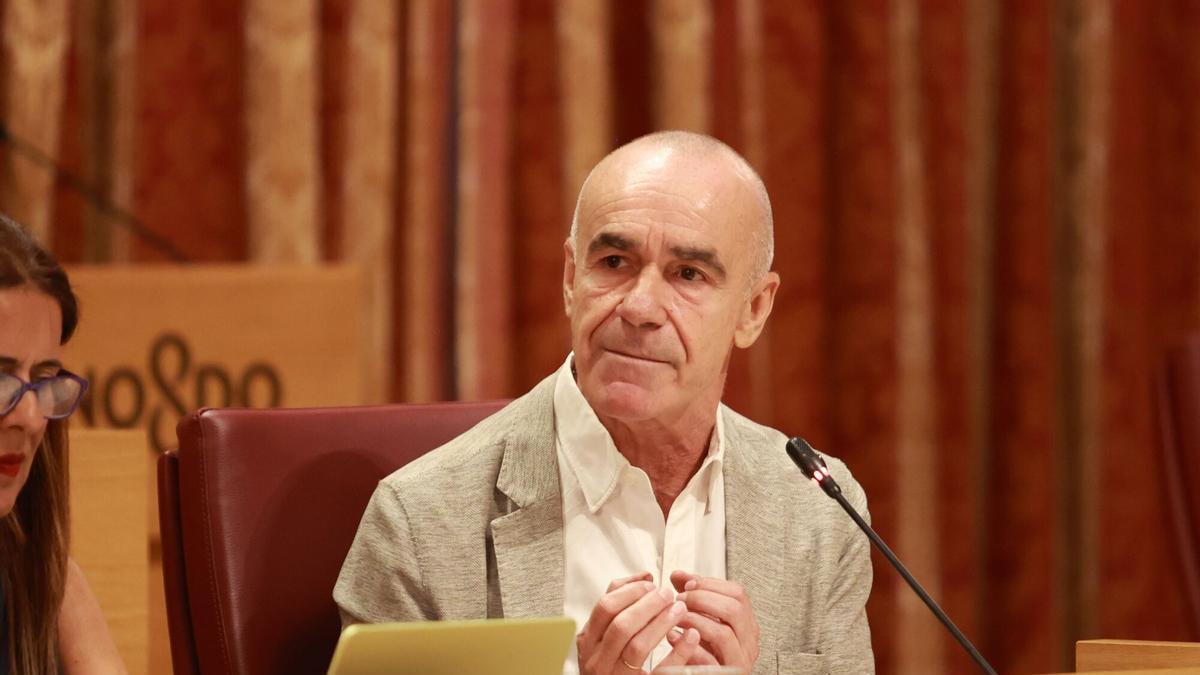 El portavoz del Grupo Municipal Socialista, Antonio Muñoz, interviene en el Pleno extraordinario para el debate sobre el estado de la ciudad del Ayuntamiento de Sevilla.