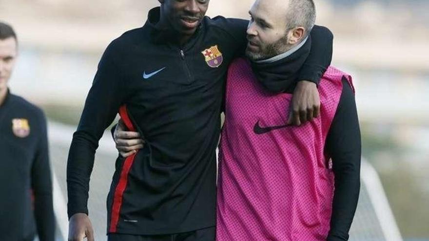 Dembélé con Iniesta, en un entrenamiento.