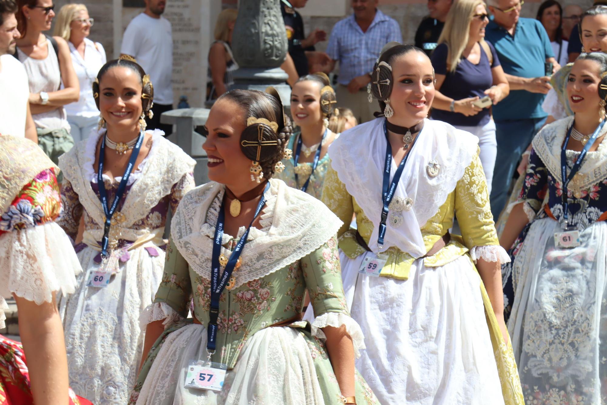 Baño de multitudes de las candidatas a Fallera Mayor de València 2025