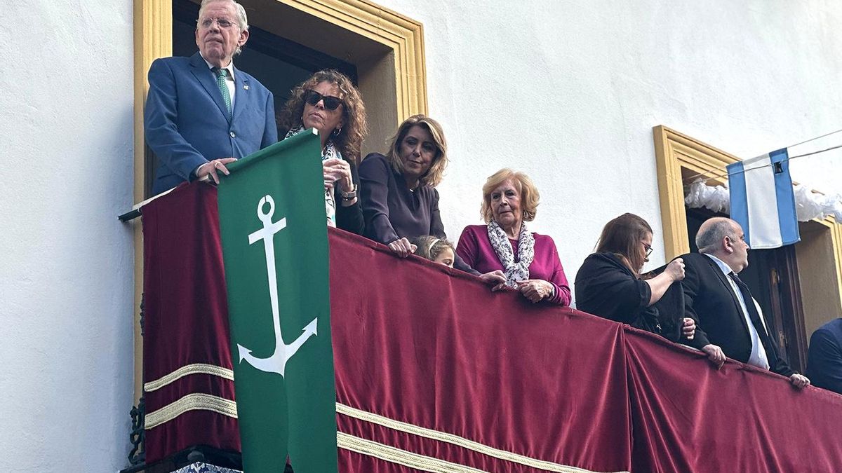 Susana Díaz, trianera de honor, espera en el balcón que custodia la entrada de la capilla a 15 minutos de que se abran las puertas.