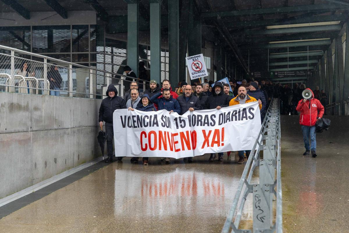 Concentración de trabajadores del transporte en la Estación Intermodal de Santiago, este jueves.