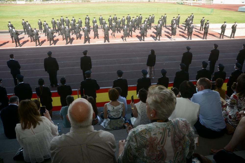 Los nuevos agentes de la Policía Nacional juran la bandera