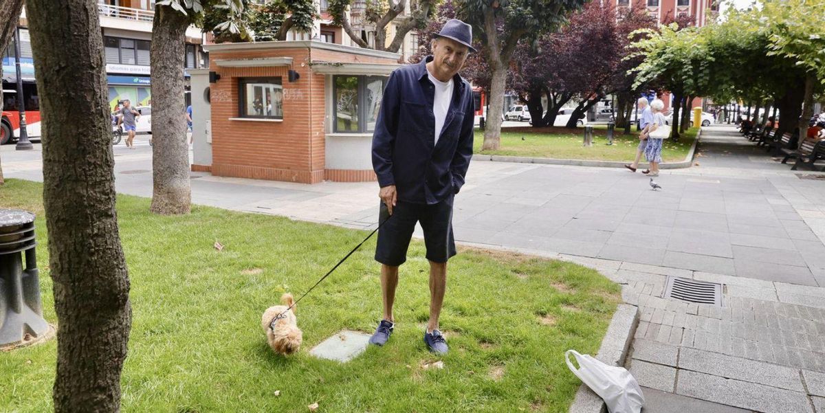 África García y Antonio Allende, en la plazuela de San Miguel, con el quiosco a sus espaldas. A la derecha, María Paz Gil, paseando por la zona.