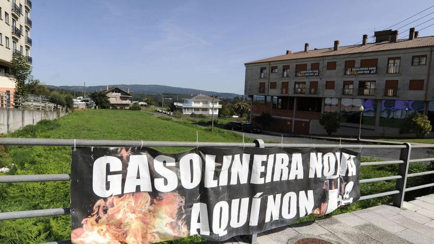 Carteles contra la instalación de la estación de autoservicio en Barrio do Campo. |   // BERNABÉ/JAVIER LALÍN