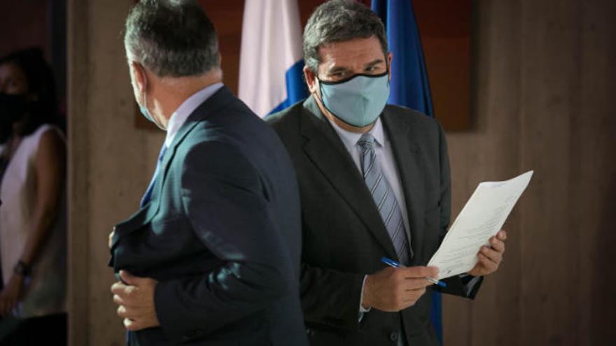 El ministro José Luis Escrivá Escrivá durante la rueda de prensa ofrecida en Tenerife junto al presidente del Gobierno de Canarias, Ángel Víctor Torres.