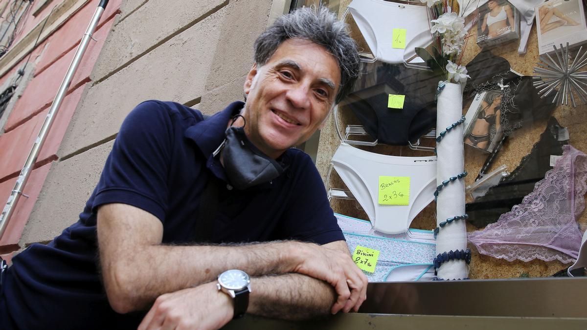 BARCELONA 03/06/2021 Icult Entrevista con el escritor Toni Iturbe. La cita en la 
Plaça de la Barceloneta. En la foto frente una tienda histórica en su barrio de infancia, la Barceloneta. FOTO de RICARD CUGAT