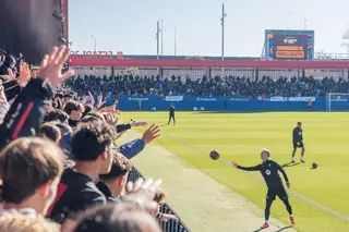Dani Olmo, protagonista en el entrenamiento navideño de puertas abiertas