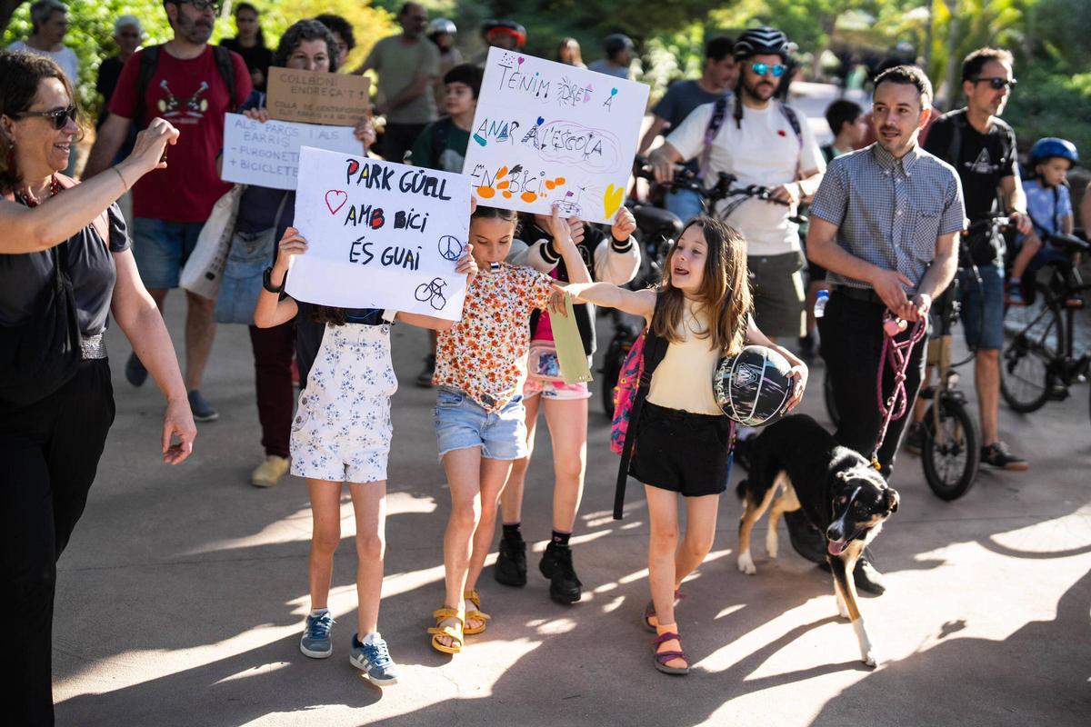 Vecinos del Park Güell protestan por multas a bicicletas