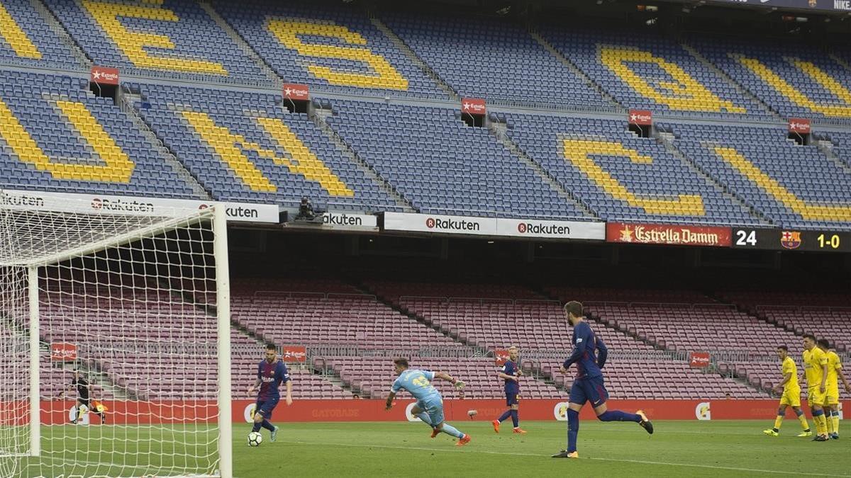 Messi se dispone a marcar uno de sus dos goles al Las Palmas el 1-O del 2017