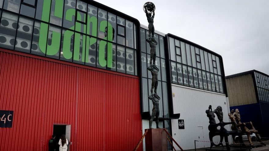 La escultura a los Hermanos de la Lejía, en la sede de la fundición. |  José Luis Roca