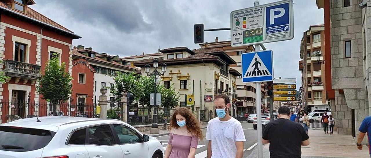 El panel informativo colocado en las inmediaciones del puente “romano” de Cangas de Onís. | María Villoria