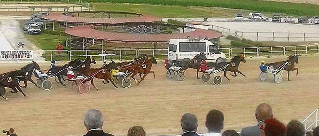 El pelotón del ´Gran Premi Nacional´ tras la salida.