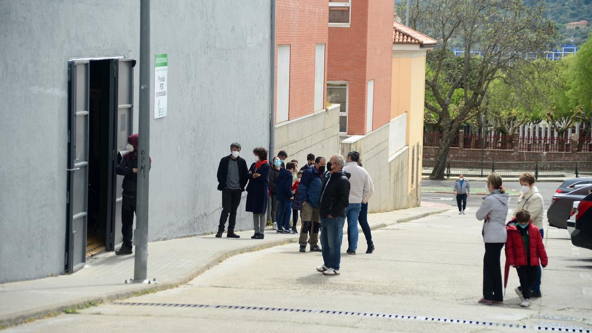 Cola para hacerse una PCR en el punto de cribado de la ciudad.