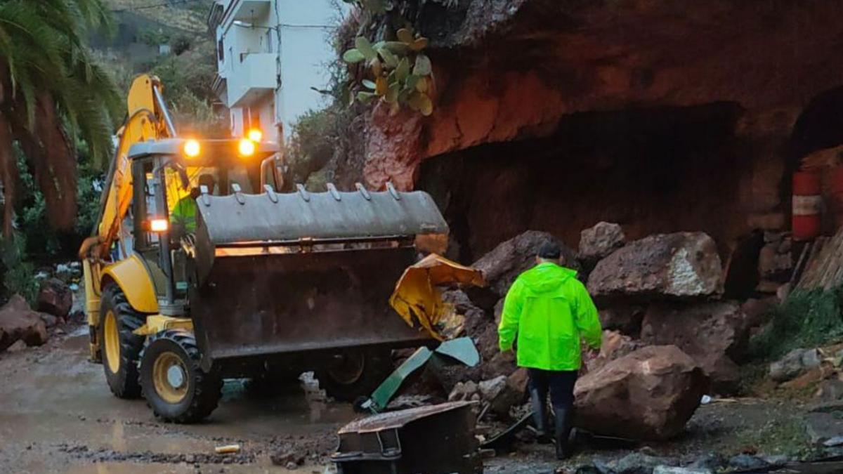 Un operario y un tractor, por los desprendimientos de una cueva en Valsequillo. | | LP/DLP