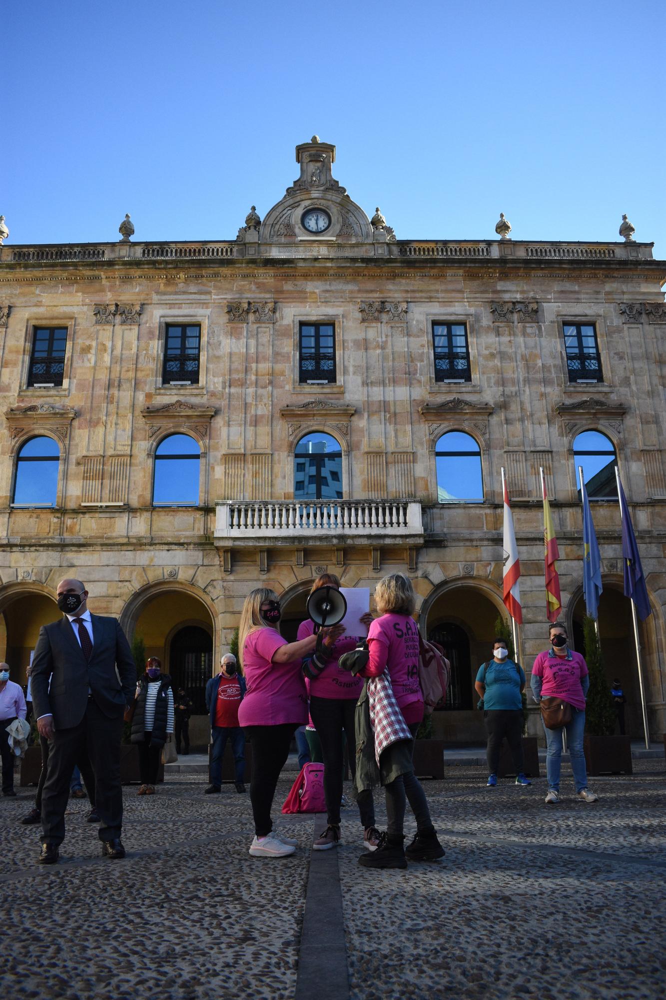 Manifestación de trabajadoras de ayuda a domicilio en Gijón