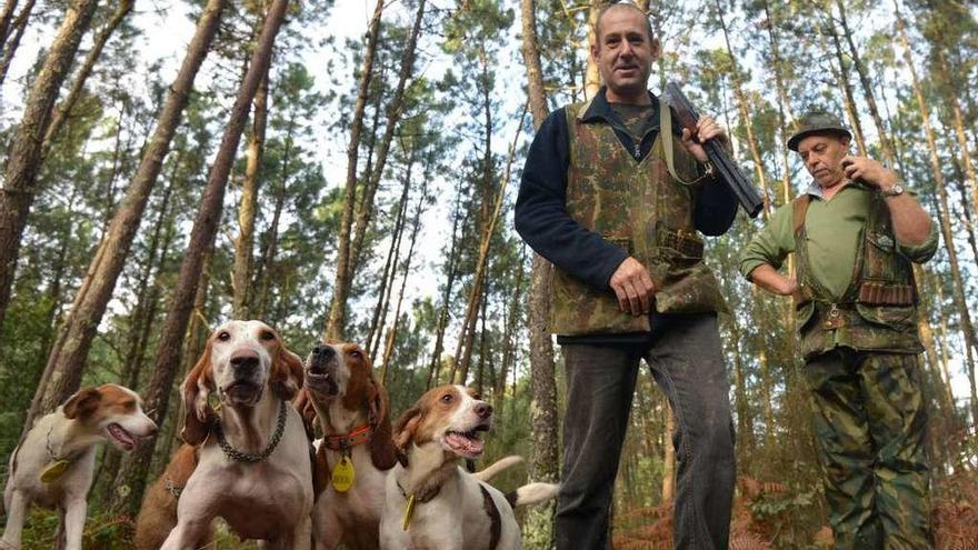 Dos cazadores con sus perros en Mané, Barro. // Gustavo Santos