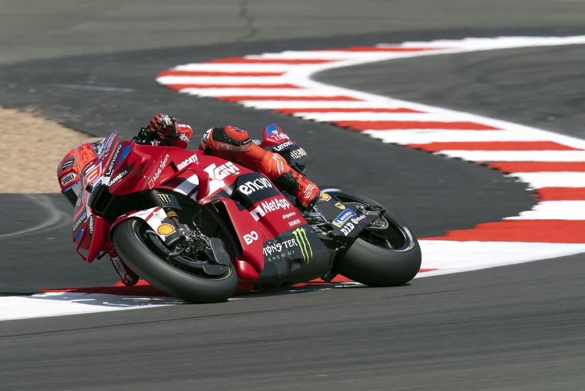 Towcester (United Kingdom), 09/08/2026.- Spanish Marc Marquez, of the Ducati Lenovo Team Ducati in action during the MotoGP race at the Motorcycling Grand Prix of Great Britain at the Silverstone Circuit race track in Towcester, Britain, 09 August 2026. (Motociclismo, Gran Bretaña, Reino Unido) EFE/EPA/TIM KEETON