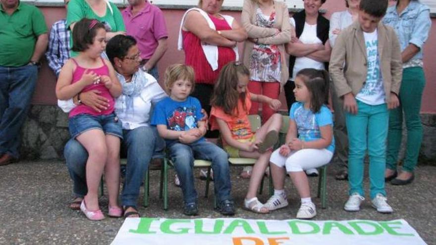 Padres y alumnos del colegio de Présaras en una concentración en el colegio contra los recortes. / la opinión