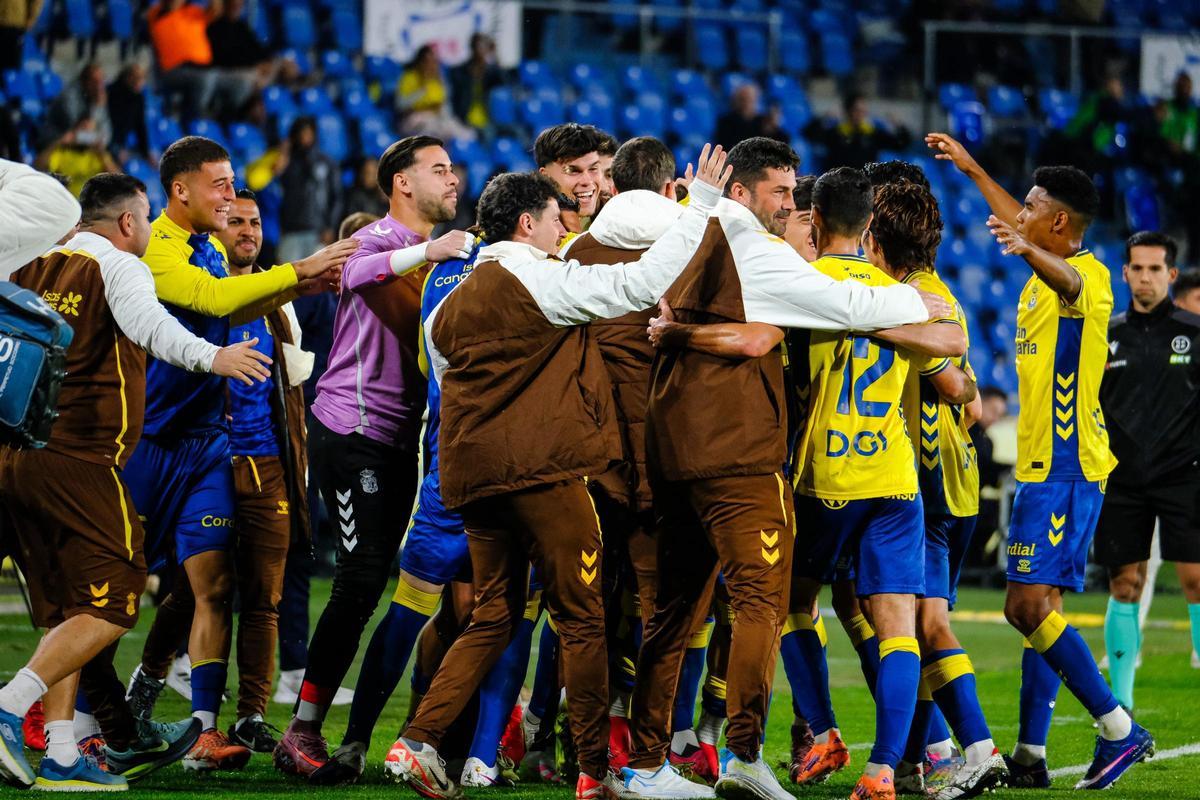 Momento en el que staff, cuerpo técnico y jugadores de la UD se abrazan en una piña tras el gol de Jesé.