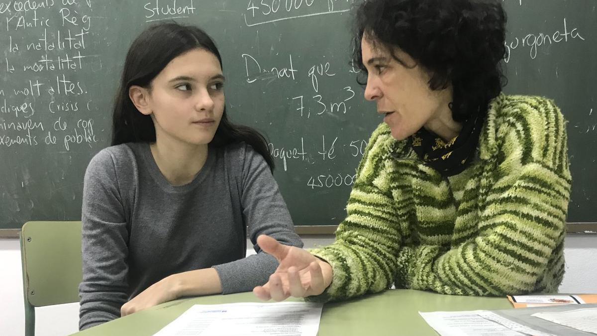 Natalia comenta las notas con una de sus alumnas del Institut Bellvitge, el viernes.