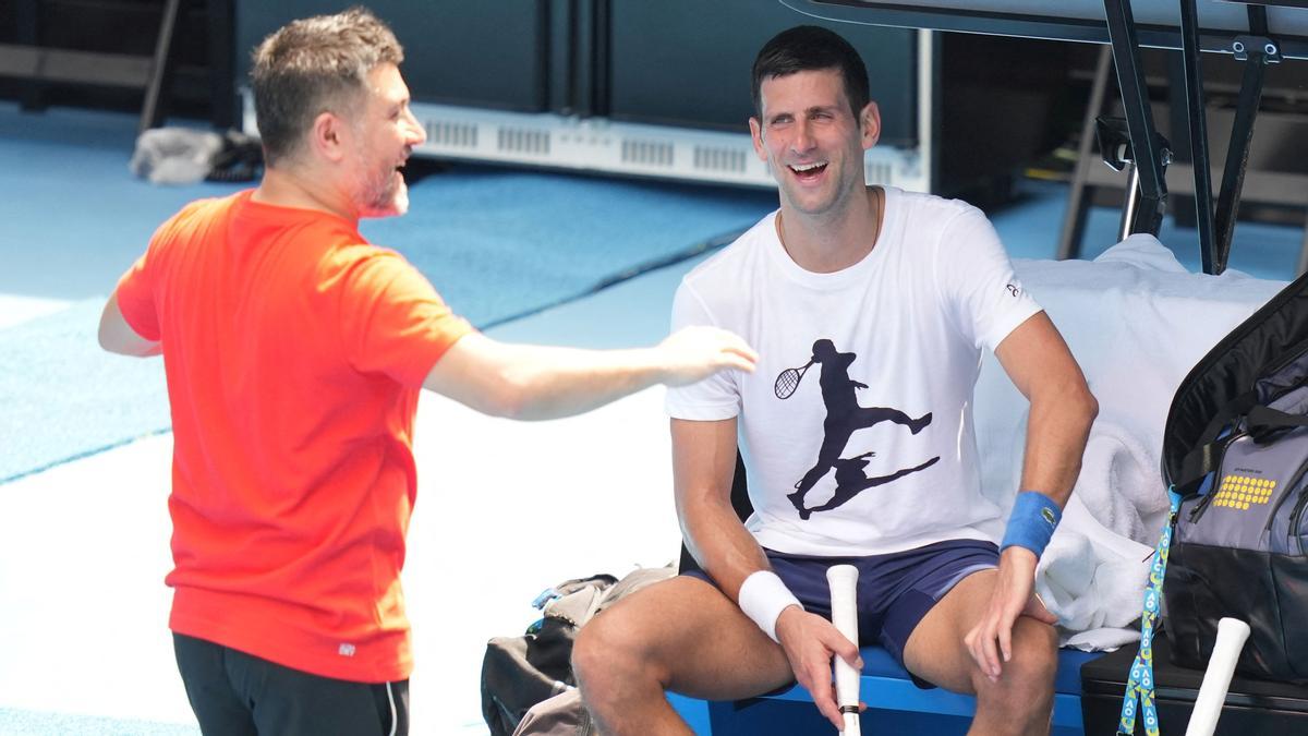 Djokovic, riendo este martes en un descanso durante el entrenamiento en el Melbourne Park.