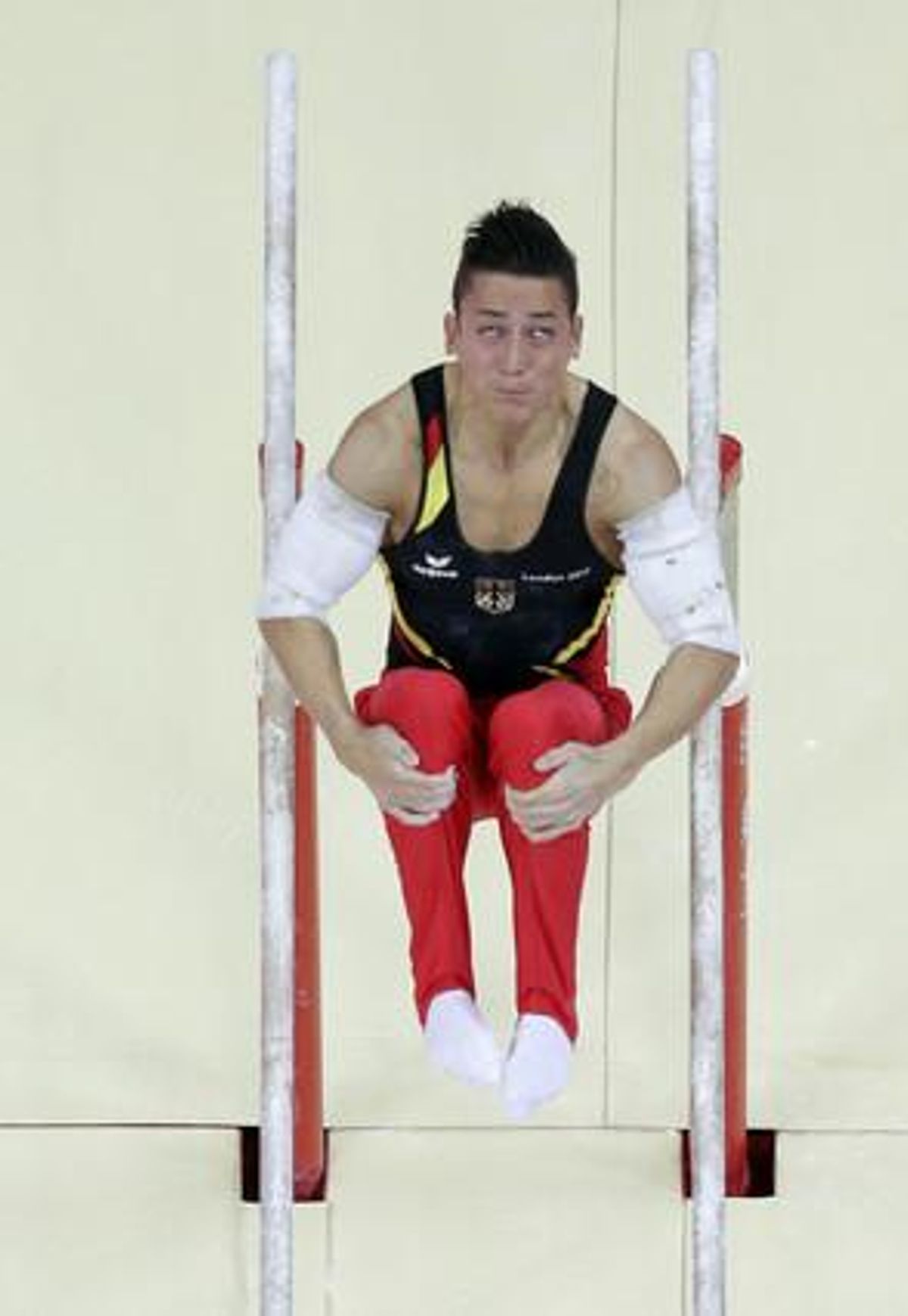 Marcel Nyugen, de l’equip alemany, fa el seu exercici a les barres paral·leles en la competició individual masculina de gimnàstica artística.